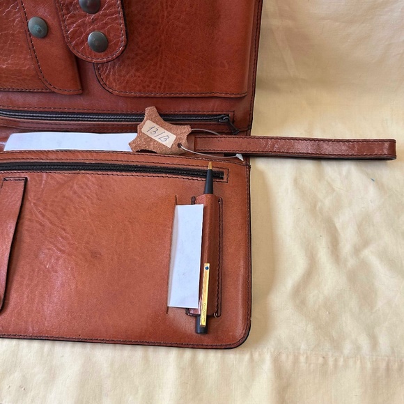 WRIST PURSE, CALF LEATHER, 9 X 6 X 1 ½ INCHES, MADE IN CANADA, MANY ZIPPED POCKE - Picture 5 of 8